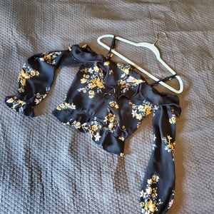 Sale🕸H&M Divided off the shoulder floral top CUTE
